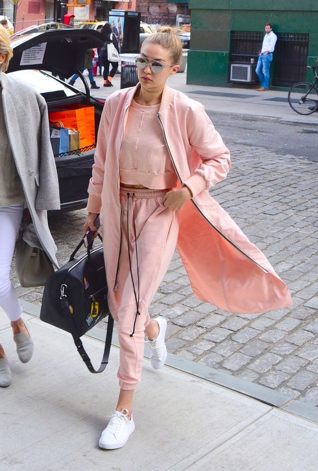 Look jogger total pink Gigi Hadid